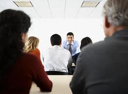 Quản lý là gì? Sự thống nhất hoàn hảo giữa lí luận và thực tiễn