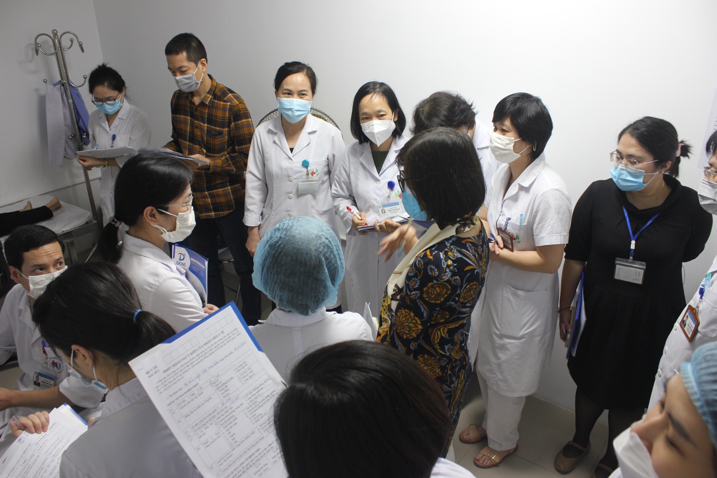  Giảng viên hướng dẫn học viên trước khi bắt đầu thực tập sổ tay giao tiếp